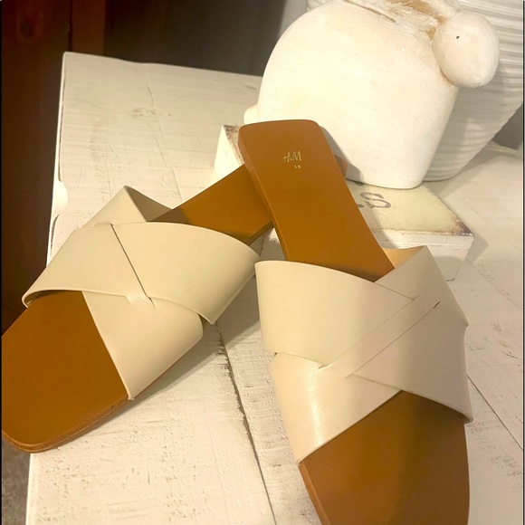 H&M Shoes - H &M Cream Sanados 018